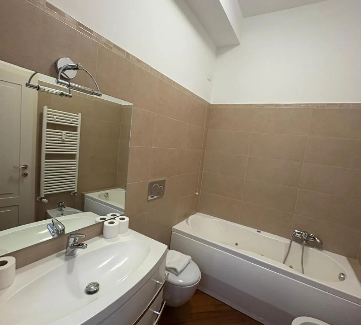 Lägenhet Bocconi - Porta Romana 4 Camere Da Letto Con 2 Bagni Privati Milano